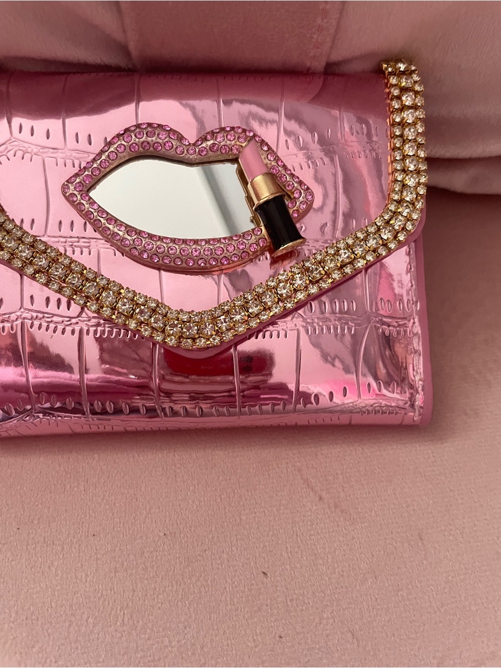 Pink Croc-Embossed Lip Accent Women’s Clutch Wallet - Picture 2 of 6